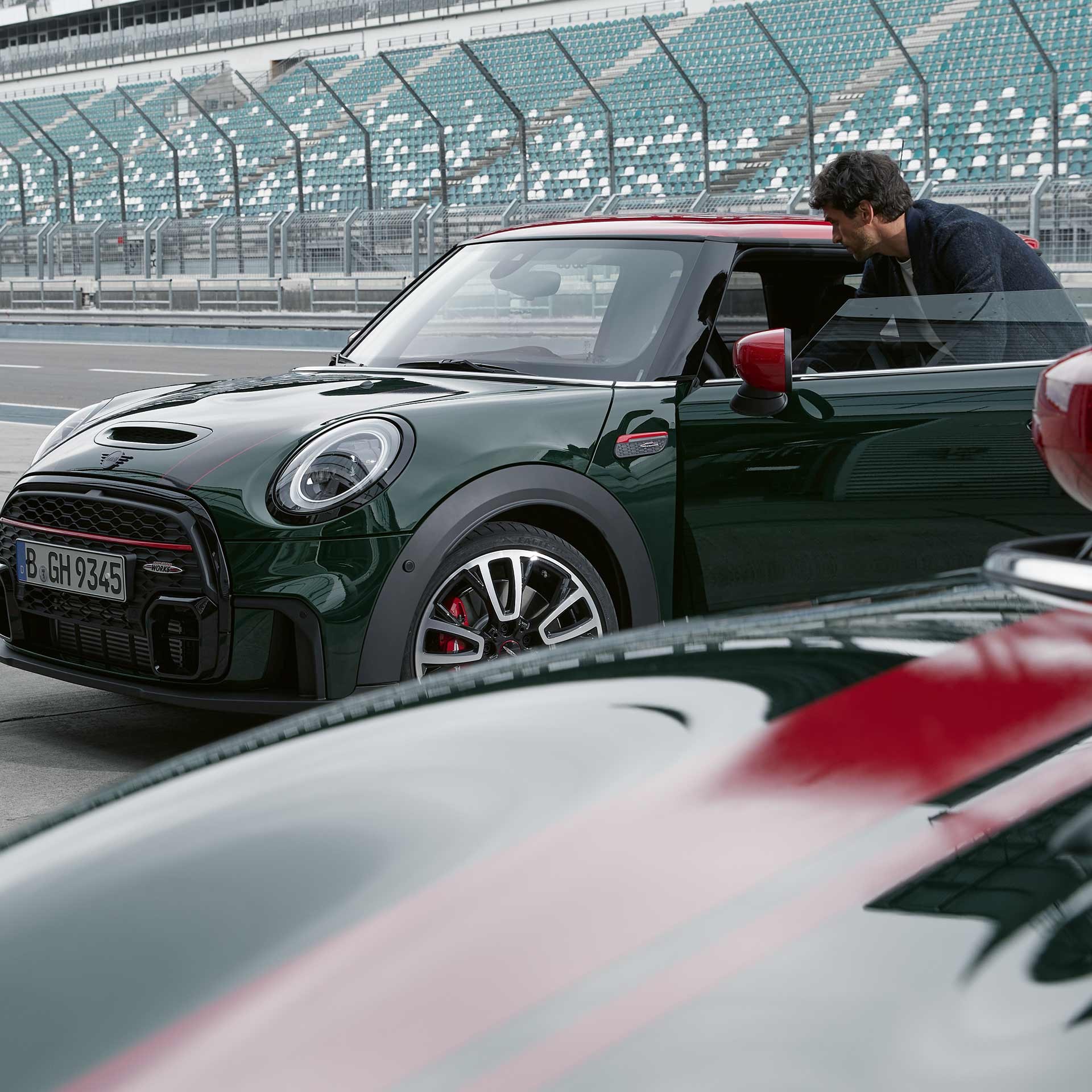 MINI John Cooper Works Clubman - verde e vermelho - vista lateral